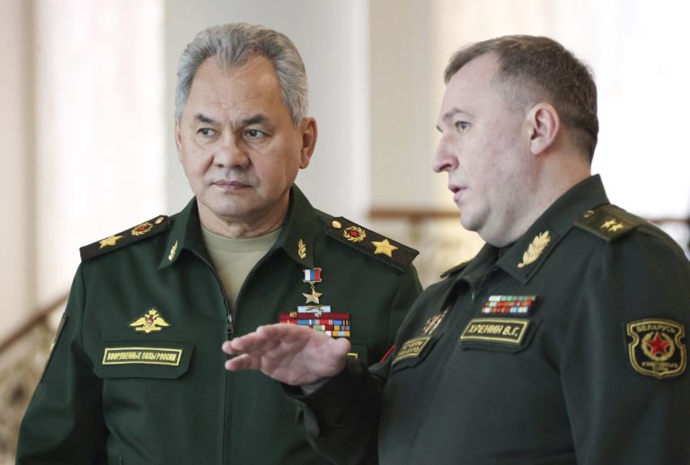 Bieloruský minister obrany  Viktor Chrenin (vpravo) a ruský minister obranySergej Šojgu. Foto: TASR/AP