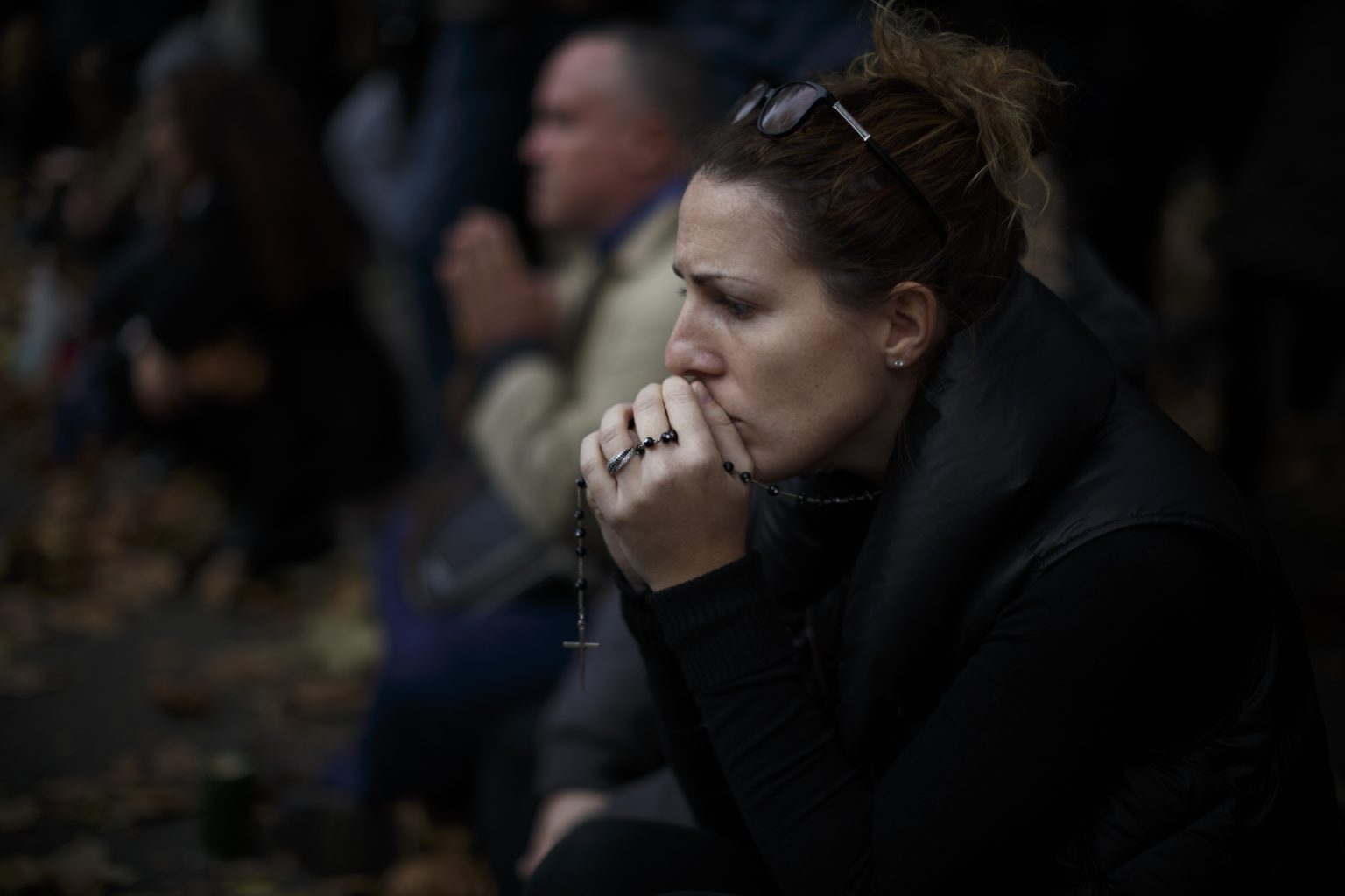 Žena sa modlí po teroristickom útoku v Paríži 16. novembra 2015. Ilustračný obrázok. Foto: TASR/AP
