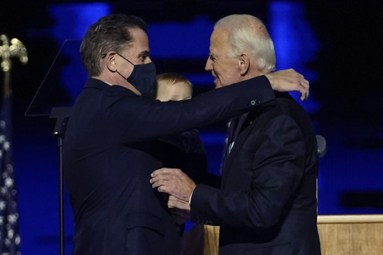 Na archívnej snímke z 7. novembra 2020 novozvolený americký prezident Joe Biden (vpravo) a jeho syn Hunter Biden sa objímajú vo Wilmingtone. Foto: TASR/AP