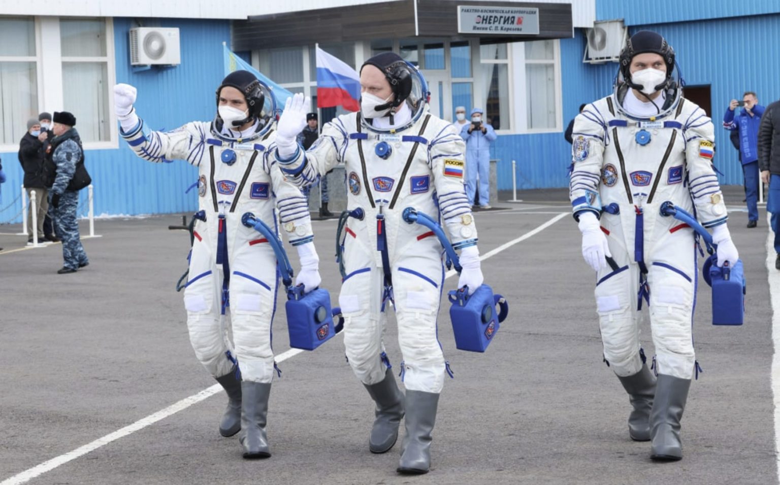 Na snímke ruskí kozmonauti zľava Sergej Korsakov, veliteľ Oleg Artemiev a palubný inžinier Denis Matvejev kráčajú pred štartom ruskej rakety Sojuz MS-21 v kozmodróme v kazašskom Bajkonure v piatok 18. marca 2022.  Foto: TASR/AP 