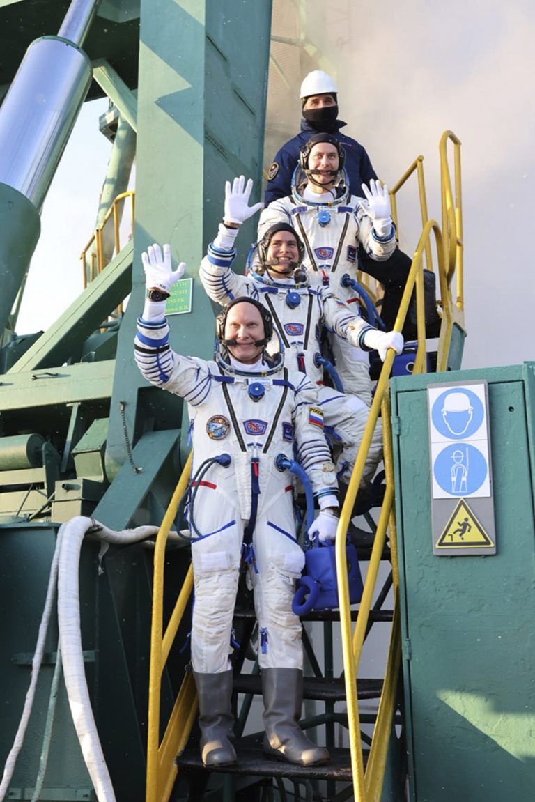 Na snímke ruskí kozmonauti zdola ako prvý veliteľ Oleg Artemiev. Foto: TASR/AP