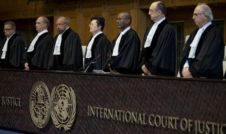 Sudcovia v budove Medzinárodného súdneho dvora (ICJ)  v Haagu.
Foto: TASR/AP