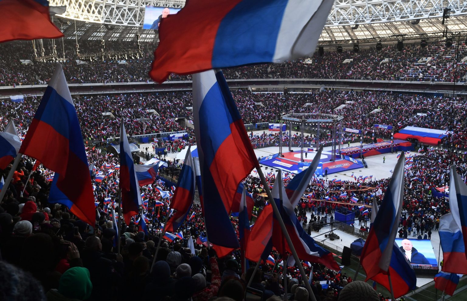 Ruský prezident Vladimir Putin počas prejavu na koncerte, ktorý sa konal pri príležitosti ôsmeho výročia vyhlásenia Krymskej republiky. Foto: TASR/AP