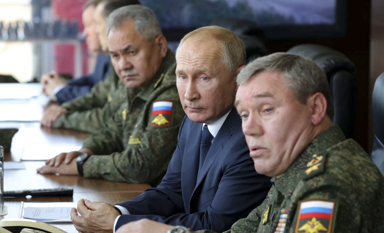 Na snímke sprava náčelník Generálneho štábu armády Ruska Valerij Gerasimov, ruský prezident Vladimir Putin a ruský minister obrany Sergej Šojgu. Foto: TASR/AP
