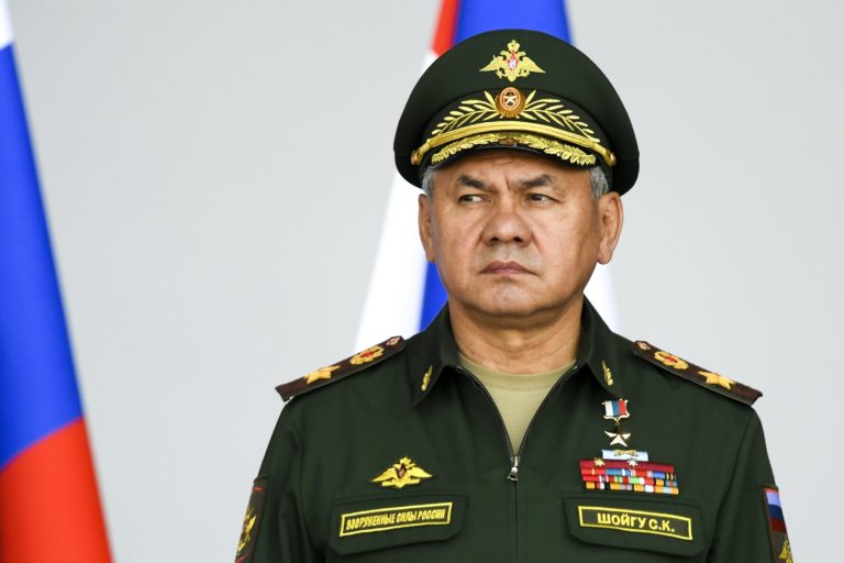 Šojgu: Rusko sťahuje časť vojakov z okolia Kyjeva a zameria sa na Donbas. Obe strany hovoria o mierových rokovaniach