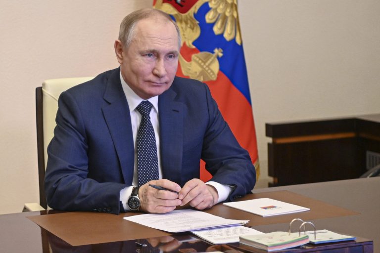 Vladimír Putin, prezident Ruskej federácie. V pozadí ruská vlajka.: Foto: TASR/AP