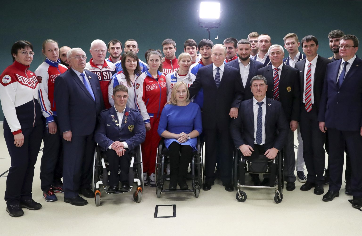 Ruský prezident Vladimir Putin (uprostred vpravo) pózuje s paralympijskými športovcami počas jeho návštevy Ruskej medzinárodnej olympijskej univerzity v čiernomorskom rezorte v Soči 3. decembra 2019. Foto: TASR/AP