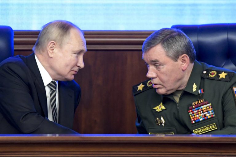 Vladimir Putin a Valerij Gerasimov. Foto: TASR/AP