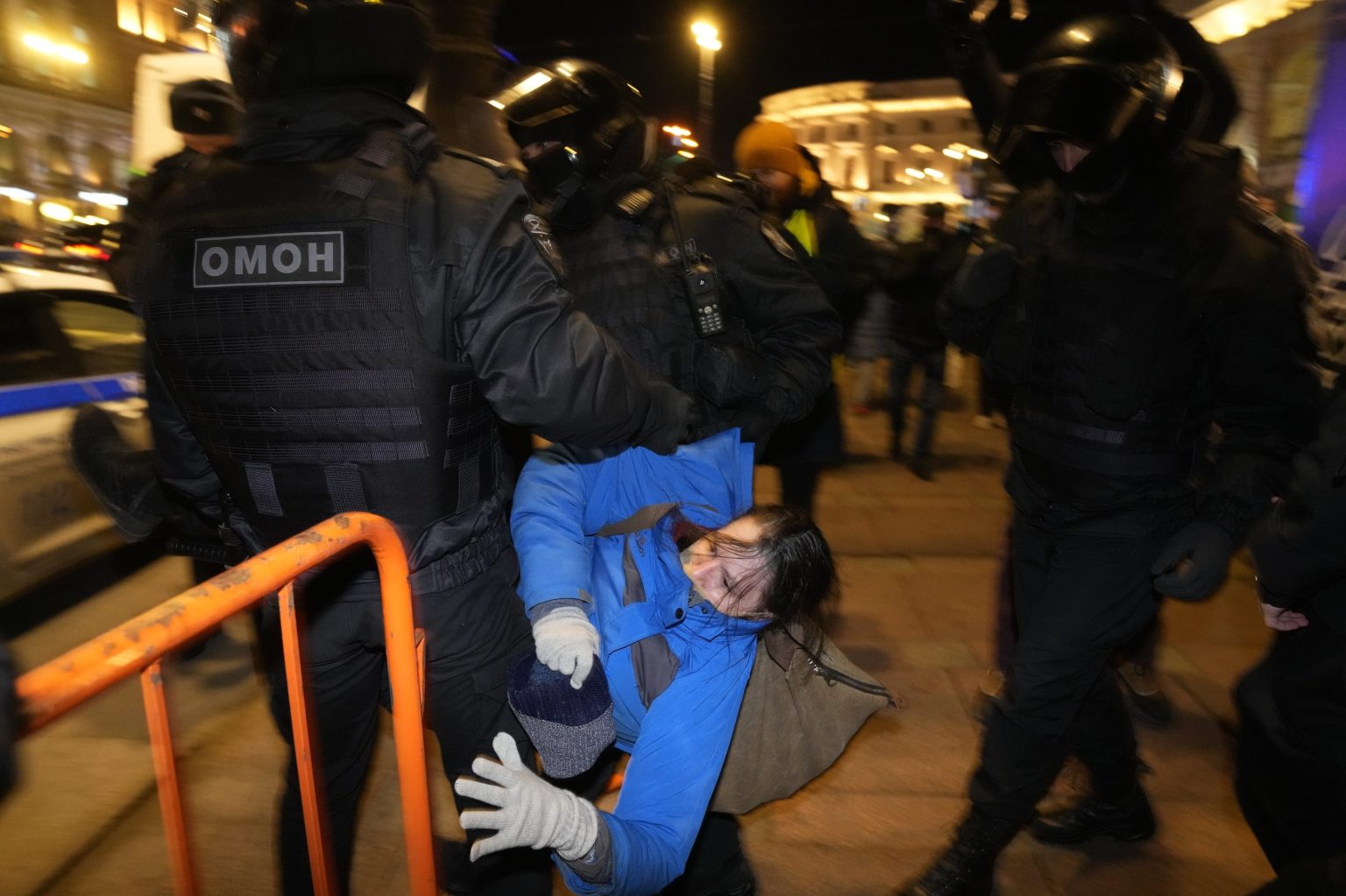 Policajti zatýkajú ženu počas demonštrácie v Moskve proti ruskému útoku na Ukrajinu.
Foto: TASR/AP