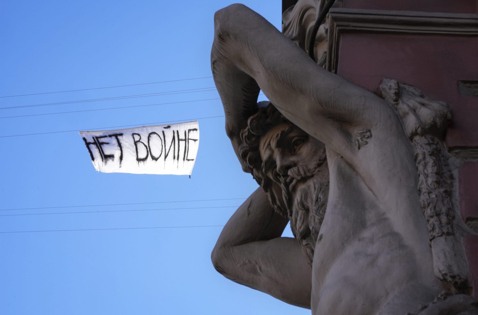 Plagát s nápisom "Nie vojne" visí nad Nevským prospektom, hlavnou ulicou Petrohradu, v utorok 1. marca 2022. Foto: TASR/AP