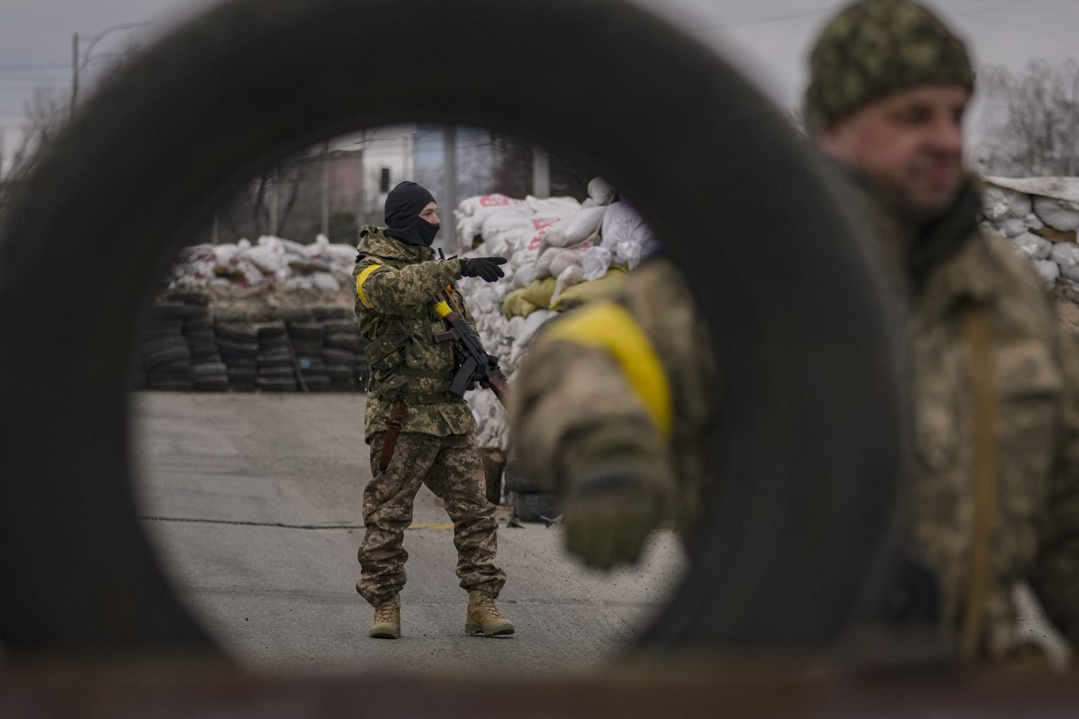 Ukrajinskí vojaci hliadkujú na kontrolnom stanovišti v Kyjeve. Foto: TASR/AP