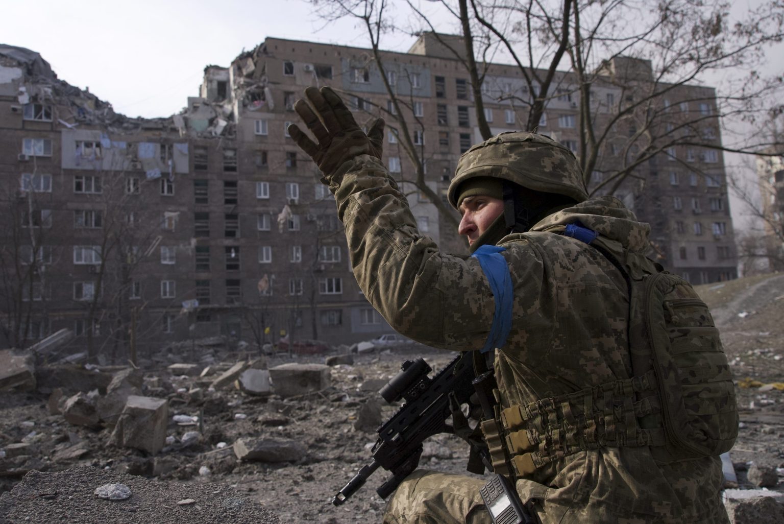 Ukrajinský vojak kráča ulicami v obliehanom prístavnom meste Mariupol na juhovýchode Ukrajiny. Foto: TASR/AP  