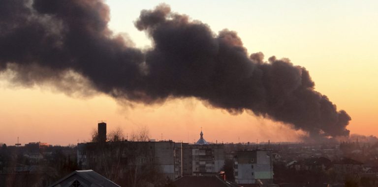 Výbuchy hlásia mnohé mestá na Ukrajine vrátane Ľvova a Charkova