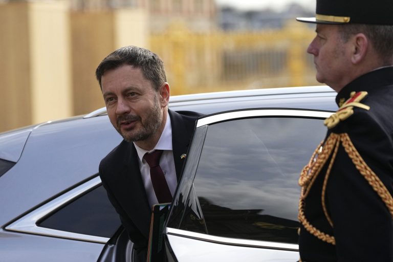Slovenský premiér Eduard Heger  prichádza na druhý deň summitu EÚ na zámku Versailles. Foto: TASR/AP