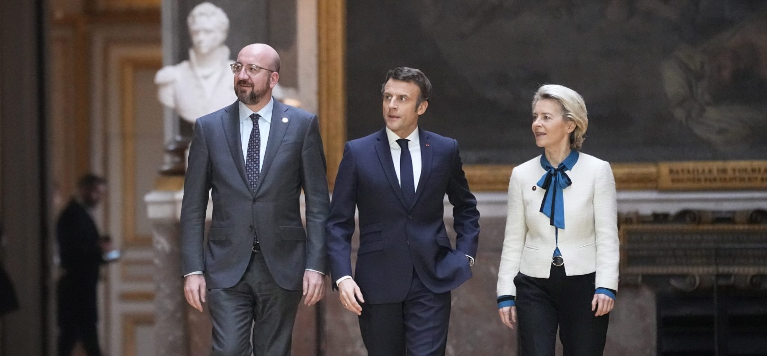 Francúzsky prezident Emmanuel Macron (uprostred), predseda Európskej rady Charles Michel (vľavo) a predsedníčka Európskej komisie Ursula von der Leyenová. Foto: TASR/AP    