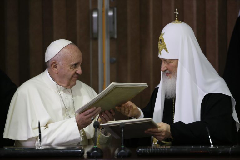 Na archívnej snímke z 12. februára 2016 sprava najvyšší predstaviteľ ruskej pravoslávnej cirkvi patriarcha Kirill a hlava katolíckej cirkvi pápež František. Foto: TASR/AP