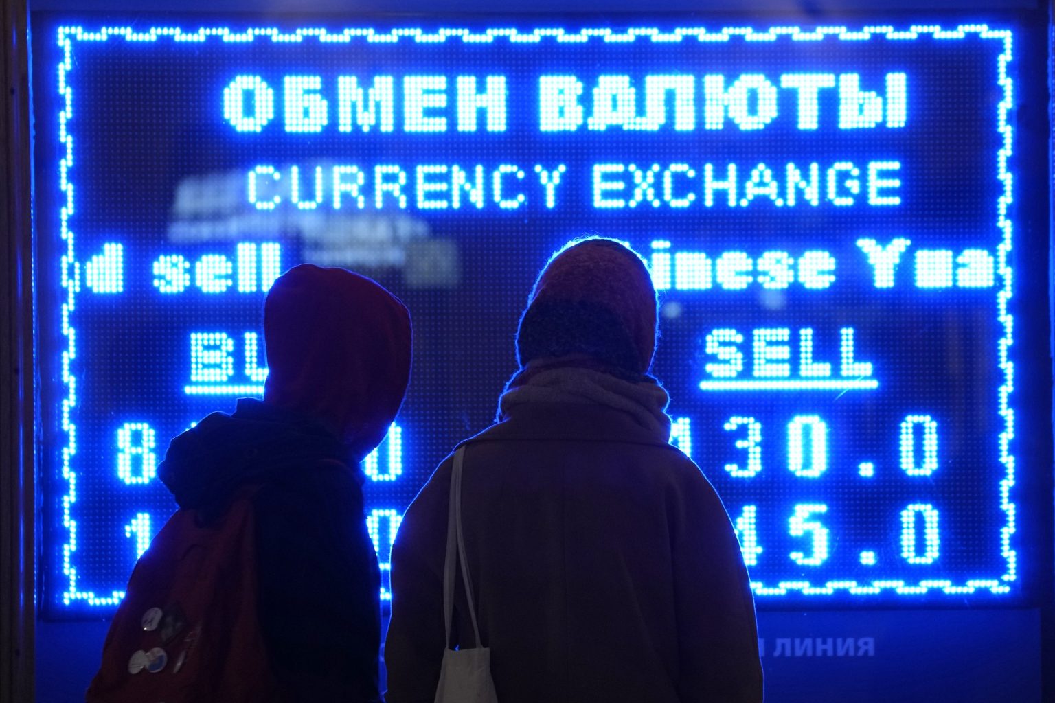Ženy sa pozerajú na obrazovku v s výmenným kurzom v zmenárni v Petrohrade 1. marca 2022.
Foto: TASR/AP