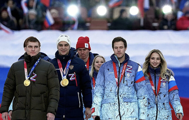Ruskí olympijskí športovci so symbolom ruskej armády na Ukrajine. Foto: Instagram