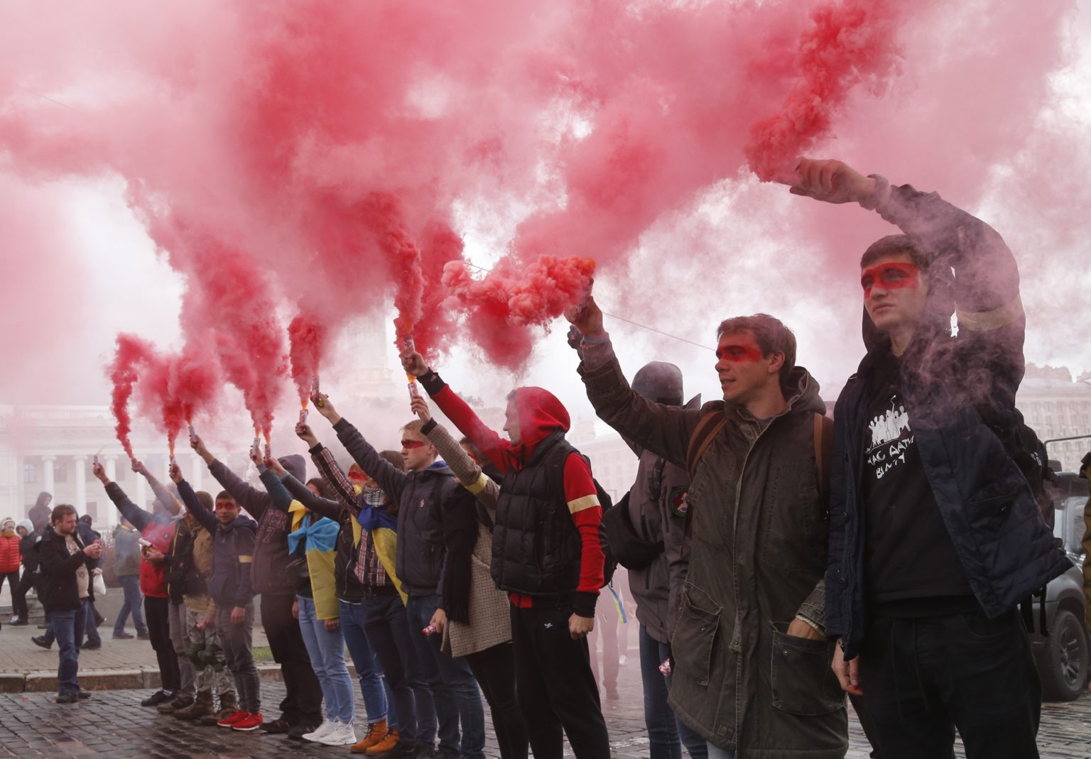 Sympatizanti Hnutia odporu proti kapitulácii počas zhromaždenia na Námestí nezávislosti, známom ako majdan v Kyjeve 6. októbra 2019. Tisícky ľudí protestovali proti prezidentovmu plánu usporiadať miestne voľby na tzv. dočasne okupovaných územiach Doneckej a Luhanskej oblasti i s tzv. Steinmeierovým plánom počítajúcim s tým, že tieto dve územia budú mať v rámci Ukrajiny osobitný štatút. Foto: TASR/AP