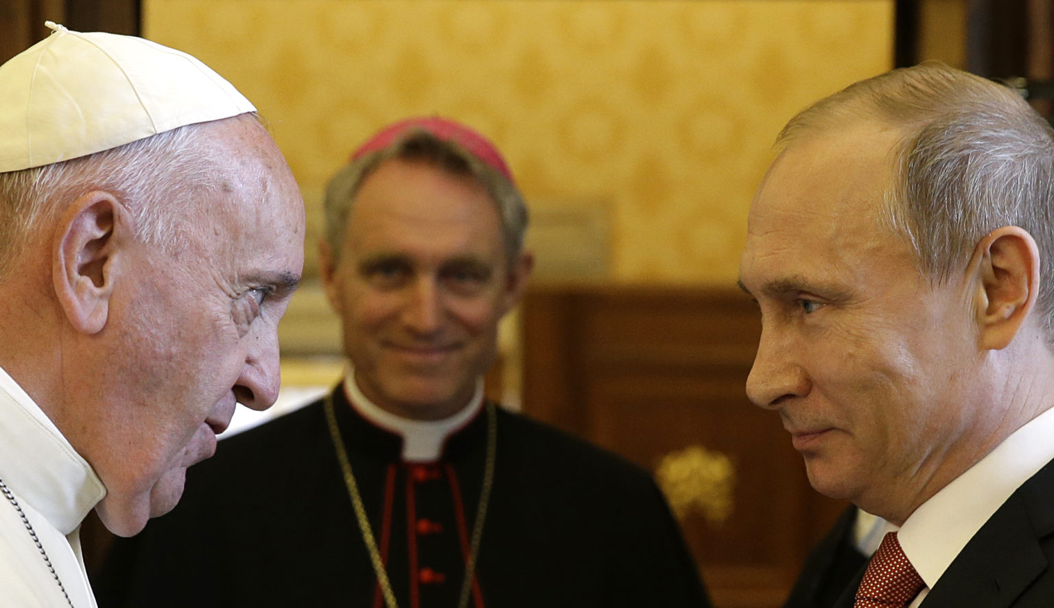 Na archívnej snímke z 10. júna 2015 pápež František a ruský prezident Vladimir Putin počas súkromnej audiencie vo Vatikáne. Foto: TASR/AP