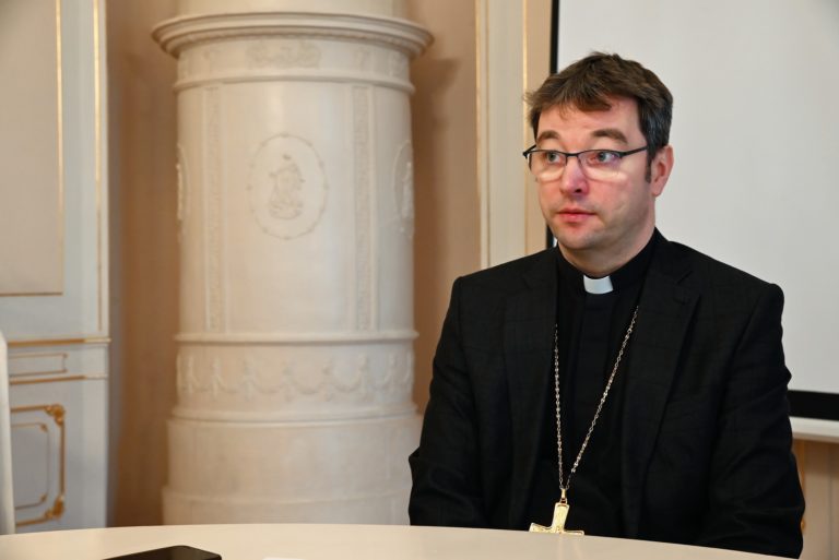 Košický pomocný biskup Marek Forgáč, predseda Komisie Konferencie biskupov Slovenska pre prípady sexuálneho zneužívania klerikmi. Foto: Adrian Klema