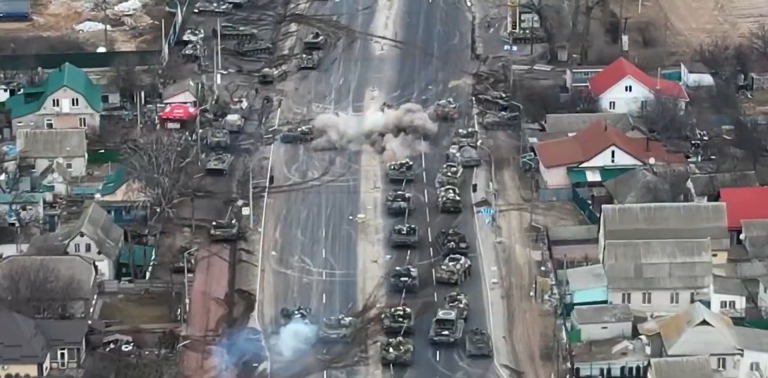 Nádej na skoré ukončenie vojny je zmarená. Video ukazuje masívny útok na ruský tankový konvoj