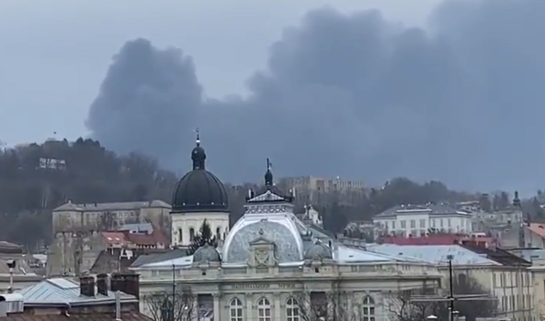 Rusi spustili rozsiahle raketové útoky na ukrajinské mestá. Viacero rakiet zasiahlo aj Ľvov