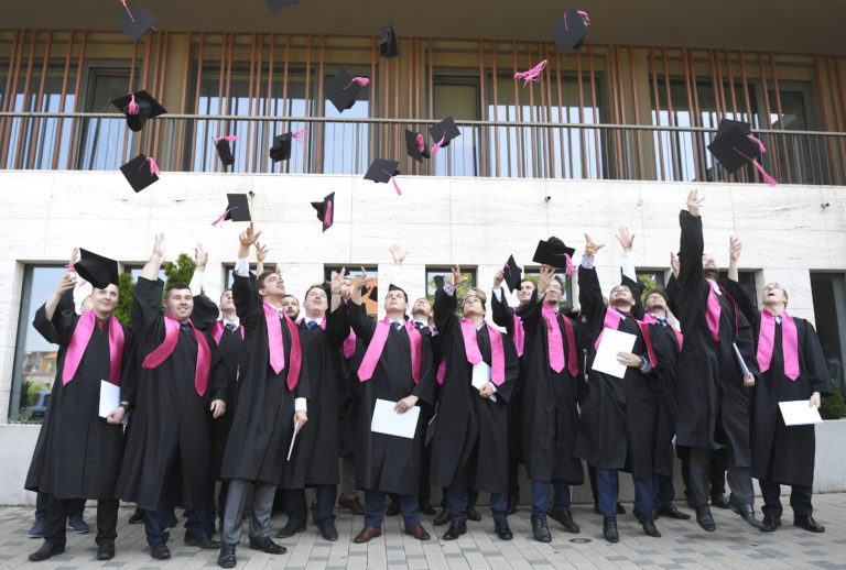 Skončia sa veľké akademické podvody? Za kupčenie so záverečnými prácami budú hroziť pokuty