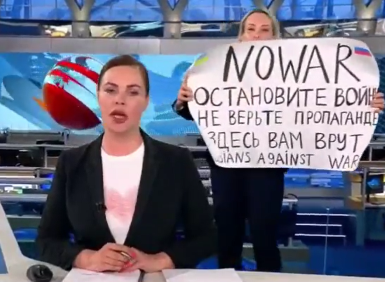 Redaktorka ruskej televízie ukázala v živom vysielaní protivojnový transparent. Súd jej vymeral pokutu a verejné práce
