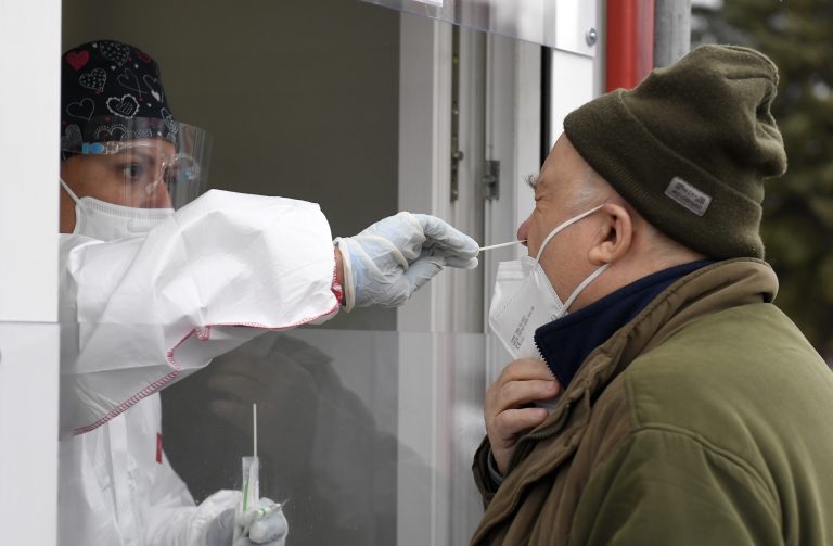 Zmena opatrení: ruší sa antigénové testovanie, na hromadné podujatie sa dostane viac ľudí