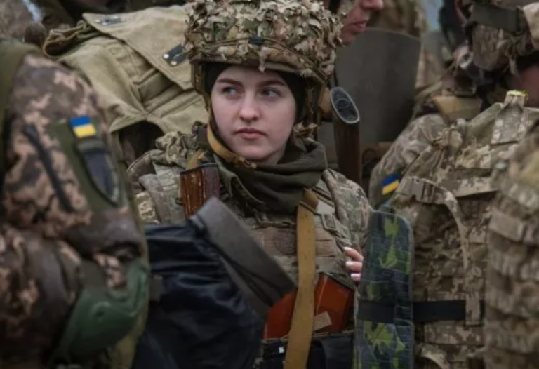 NATO na MDŽ zdieľalo fotografiu Ukrajinky s nacistickým symbolom. Po upozornení príspevok zmazalo