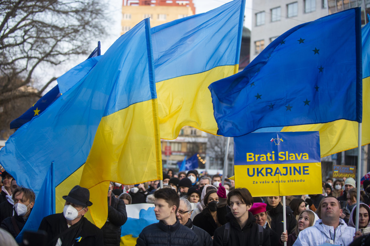 Účastníci protestného zhromaždenia"Mier na Ukrajine" na Námestí SNP 4. marca 2022 v Bratislave. 
Foto: TASR / Jakub Kotian