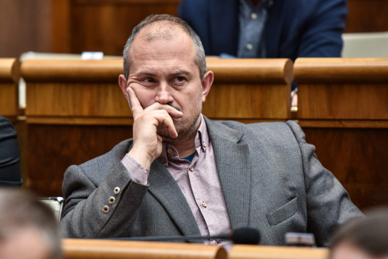 Kotlebovi zanikol mandát poslanca, zaniká aj klub ĽSNS