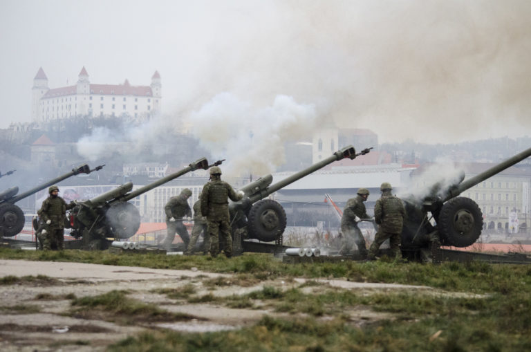 Prieskum: Ak by u nás vypukla vojna, bojovať za vlasť by bolo ochotných len 28 percent Slovákov