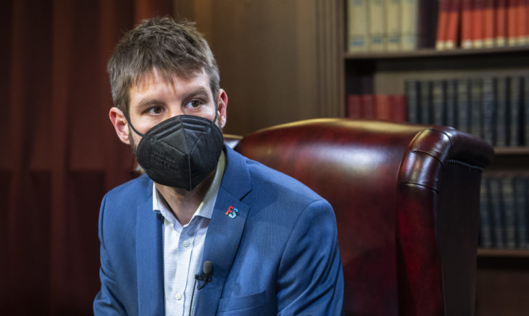 Na snímke europoslanec Michal Šimečka počas diskusie v TASR TV ku Konferencii o budúcnosti Európy (CoFoE) v Bratislave 7. decembra 2021. Foto: Jaroslav Novák/TASR