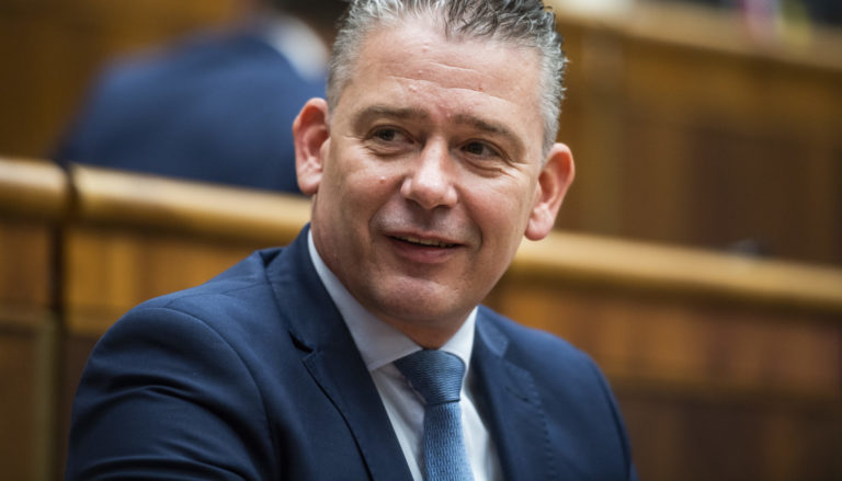 V prezidentských voľbách sa bude môcť voliť poštou zo zahraničia, poslanci schválili Mikulcov návrh