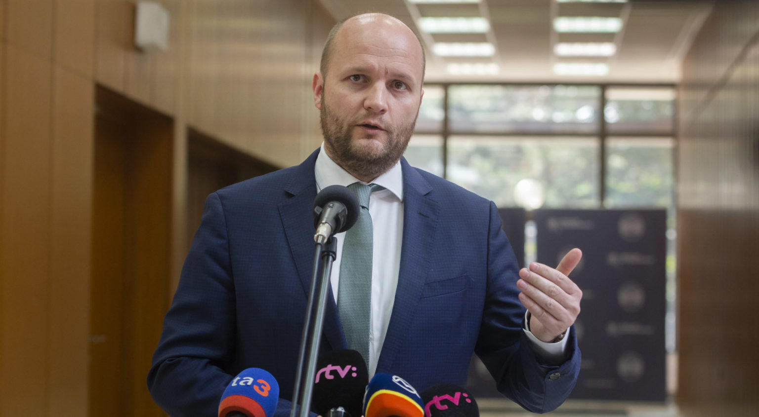Na snímke minister obrany SR Jaroslav Naď (OĽaNO) počas brífingu po 76. rokovaní vlády SR v Bratislave v stredu 20. apríla 2022. Foto: Martin Baumann/TASR
