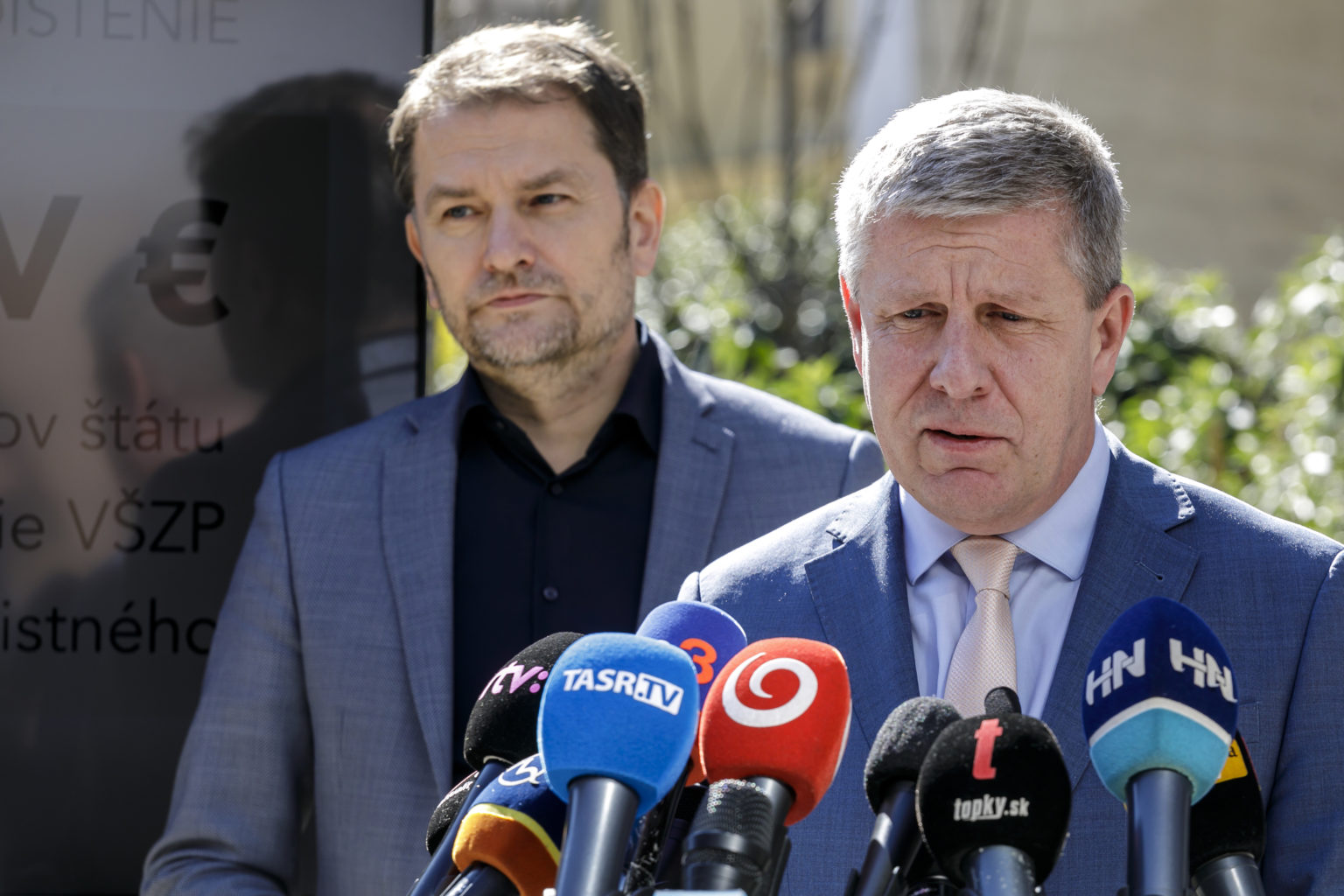 Na snímke zľava podpredseda vlády a minister financií SR Igor Matovič a minister zdravotníctva SR Vladimír Lengvarský počas spoločného vyhlásenia ministrov financií a zdravotníctva k financovaniu sektora zdravotníctva v Bratislave 22. marca 2022. Foto: Dano Veselský/TASR
