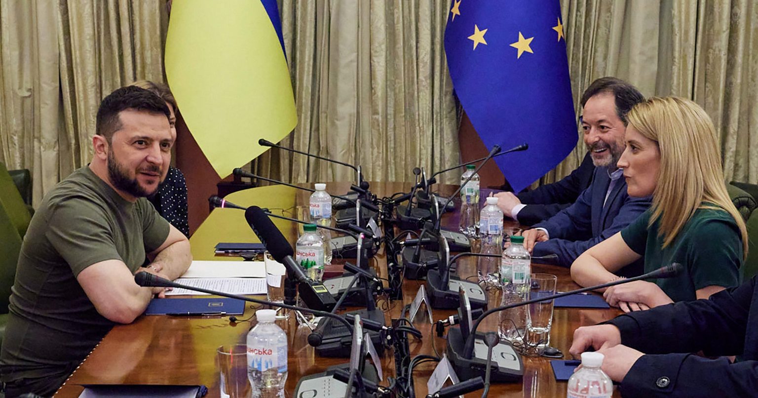 Predsedníčka Európskeho parlamentu Roberta Metsolová a ukrajinský prezident Volodymyr Zelenský počas stretnutia v Kyjeve 1. apríla 2022. Foto: TASR/AP