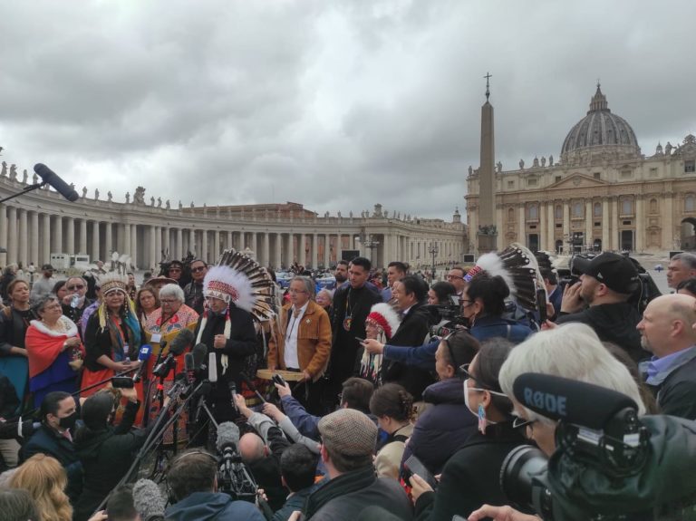 Kanadskí vyslanci autochtónneho obyvateľstva v Ríme. Foto: Bohumil Petrík