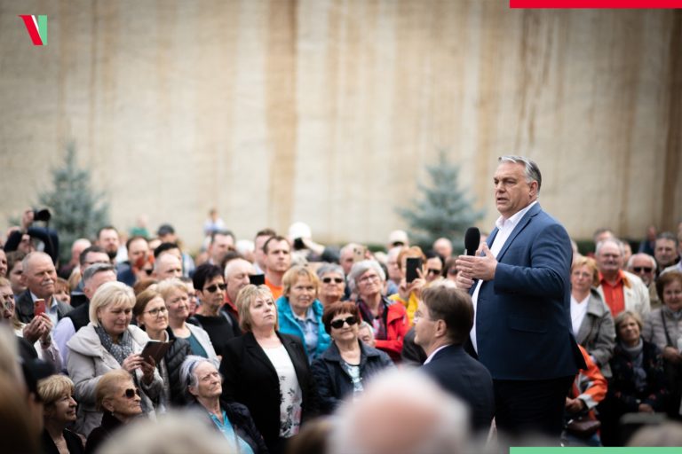 Zvyšovanie daní korporáciám Maďarom zdražuje letenky. Orbánovi sa plat zdvojnásobil a získal nové právomoci