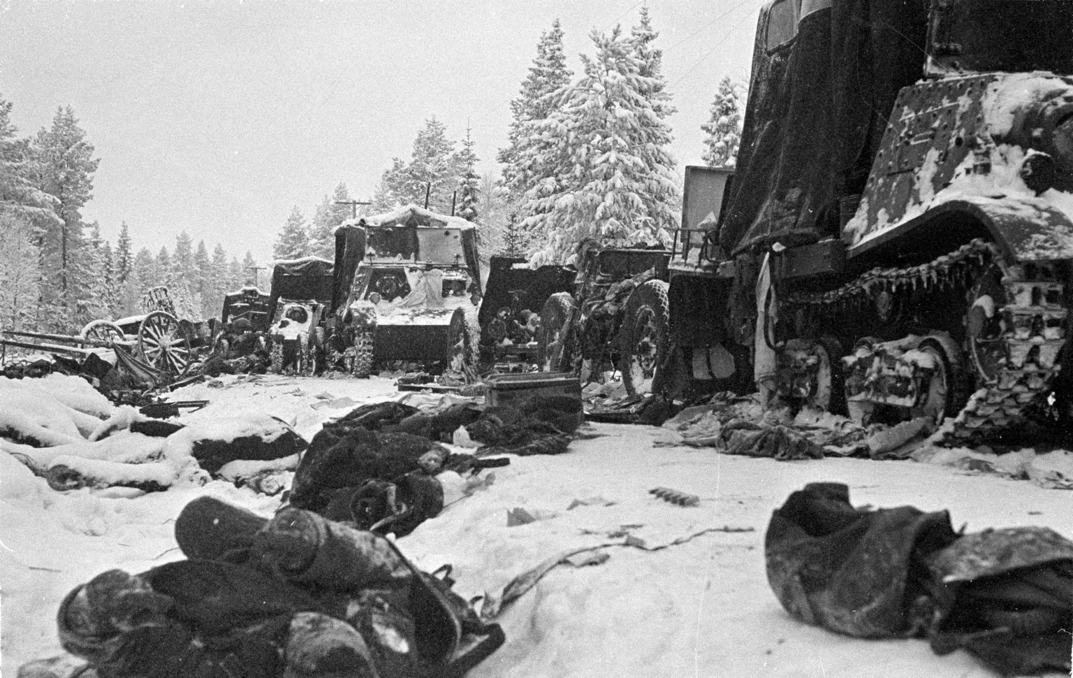 Scéna, ktorá pripomína Ukrajinu. Sovietska ťažká technika po bitke pri Suomussalmi 31. decembra 1939. Foto: 