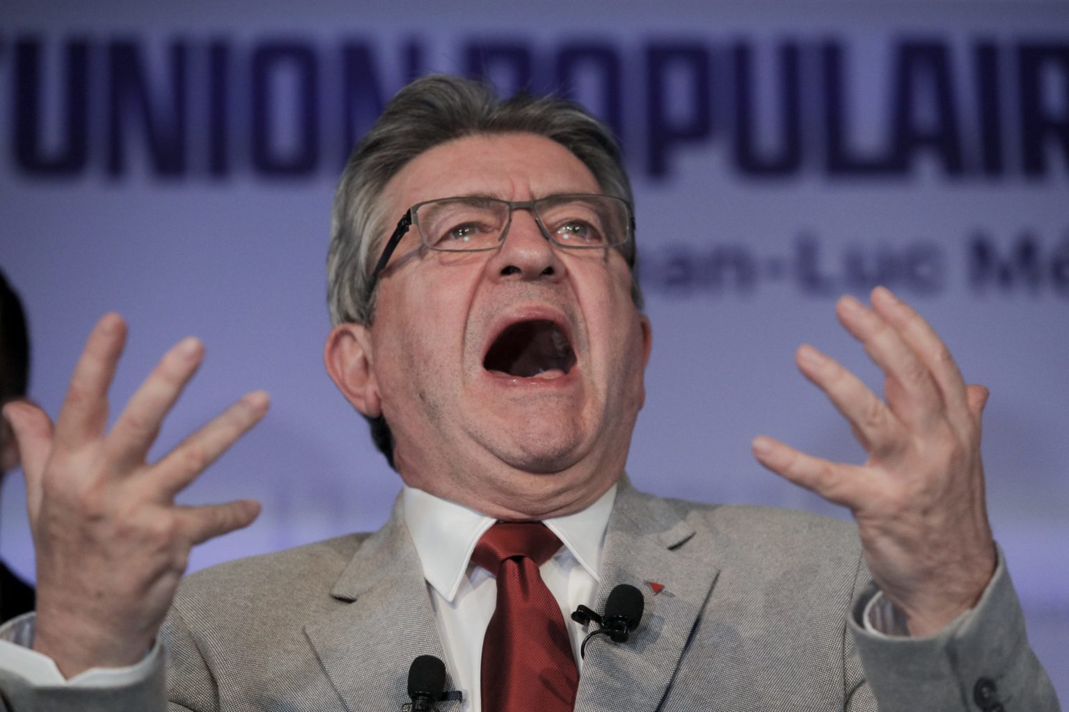 Krajne ľavicový politik Jean-Luc Mélenchon počas druhého kola prezidentských volieb pri reakcii na výsledky.
Foto: TASR/AP