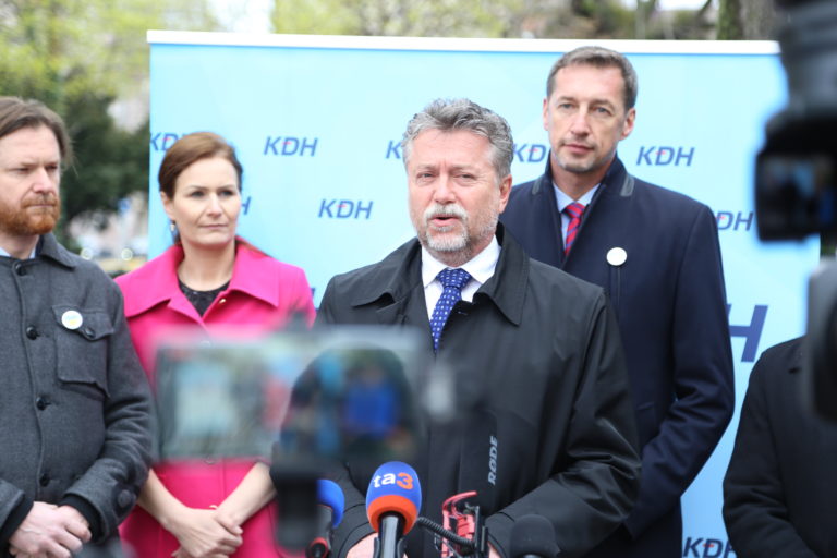Tlačový brífing Kresťanskodemokratického hnutia. Na snímke expert hnutia Jozef Hajko, v pozadí Milan Majerský. Foto: KDH