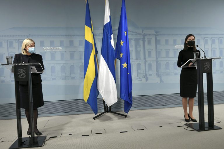 Na snímke sprava fínska premiérka Sanna Marinová a švédska premiérka Magdalena Anderssonová počas tlačovej konferencie po stretnutí v Helsinkách 8. decembra 2021. Ilustračná fotografia. Foto: TASR/AP
