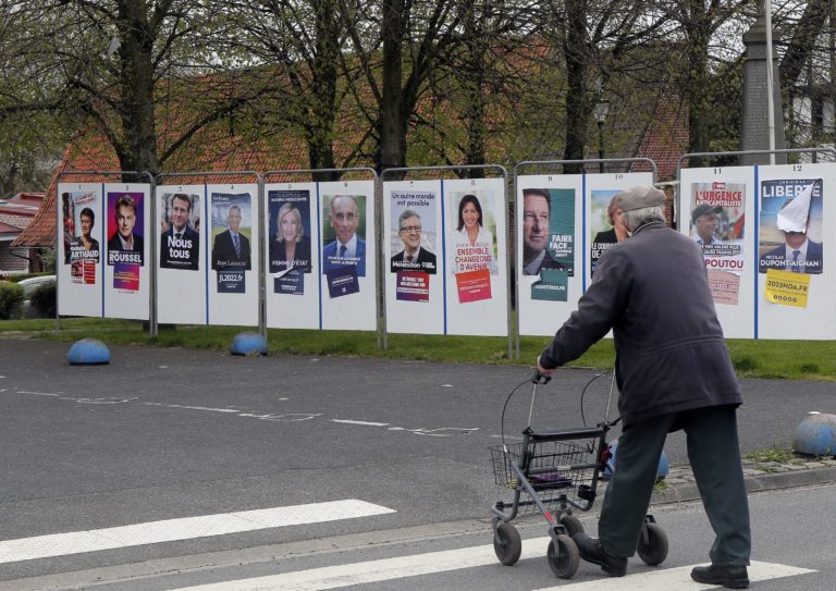 Francúzsko si volí nového prezidenta. Vyzerá to na repete duelu Macrona a Le Penovej. Čo sú kandidáti zač?