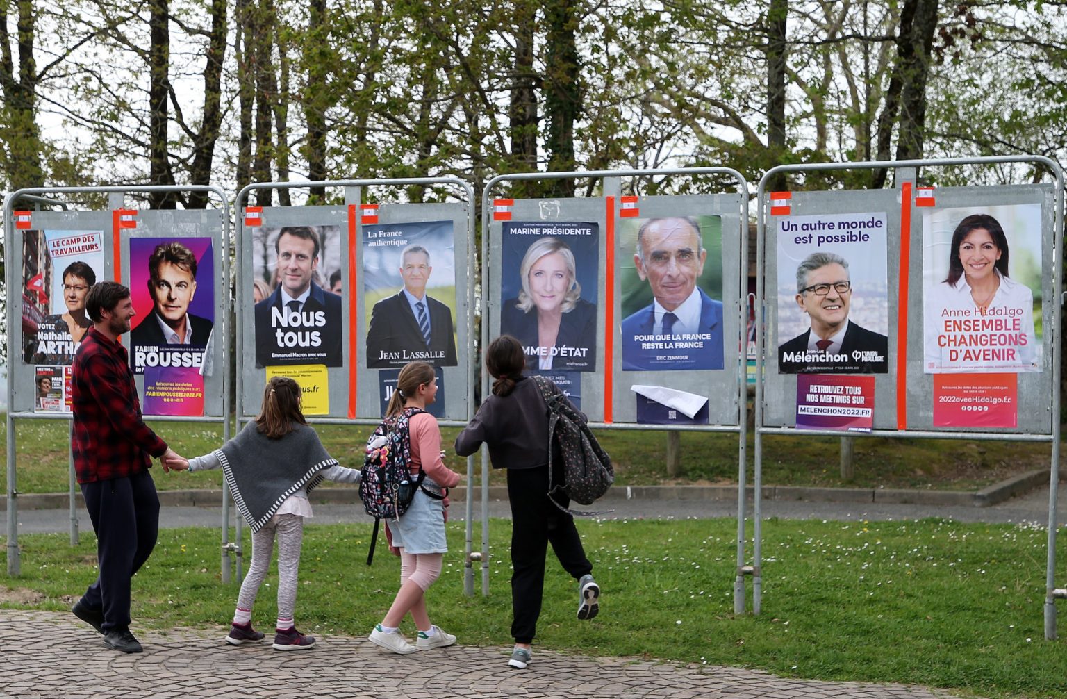 Ľudia kráčajú okolo predvolebných bilbordov prezidentských kandidátov v obci Mouguerre na juhozápade Francúzska.
Foto: TASR/AP