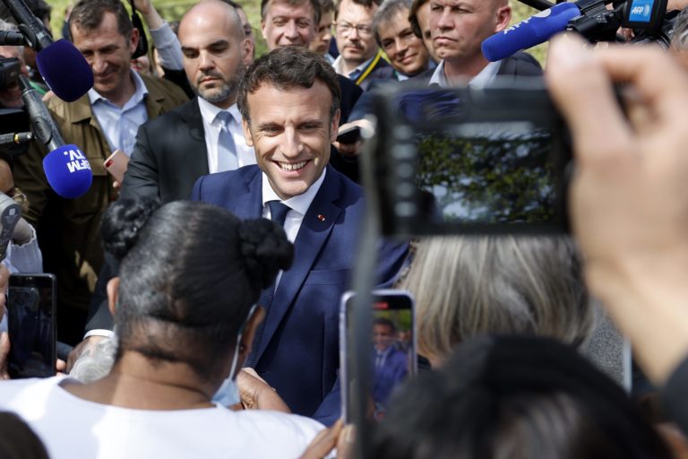 Macron je odhodlaný zvýšiť vek odchodu do dôchodku zo 62 na 65 rokov