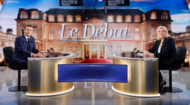 Zákaz hidžábu vraj môže vyvolať občiansku vojnu. Debata Macrona a Le Penovej trvala takmer tri hodiny