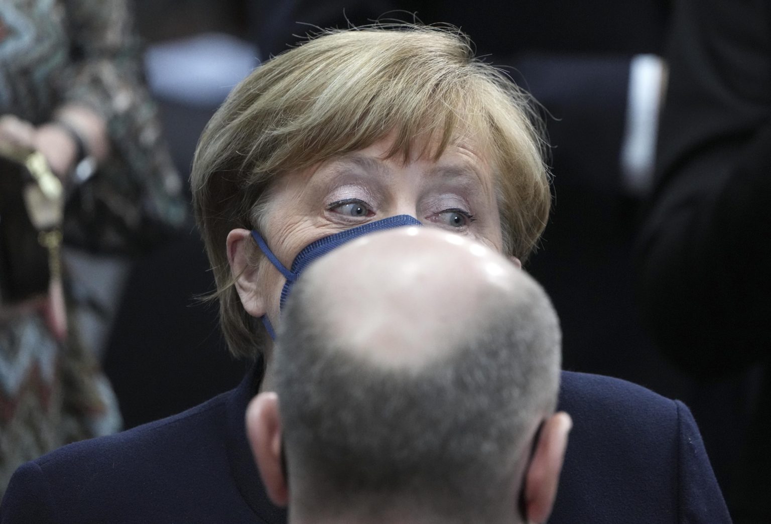 Bývalá nemecká kancelárka Angela Merkelová a terajší nemecký kancelár Olaf Scholz diskutujú počas zasadnutia nemeckého parlamentu 13. februára 2022. Foto: TASR/AP